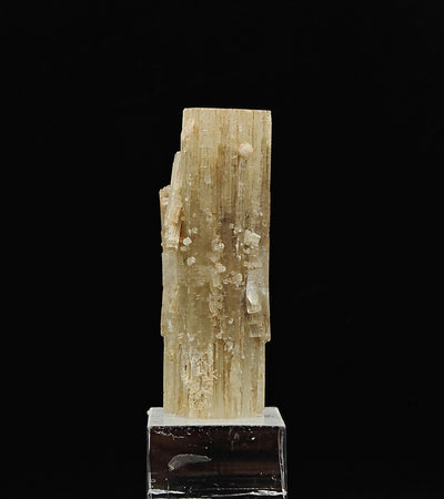Side view of striated prismatic aragonite crystals on matrix