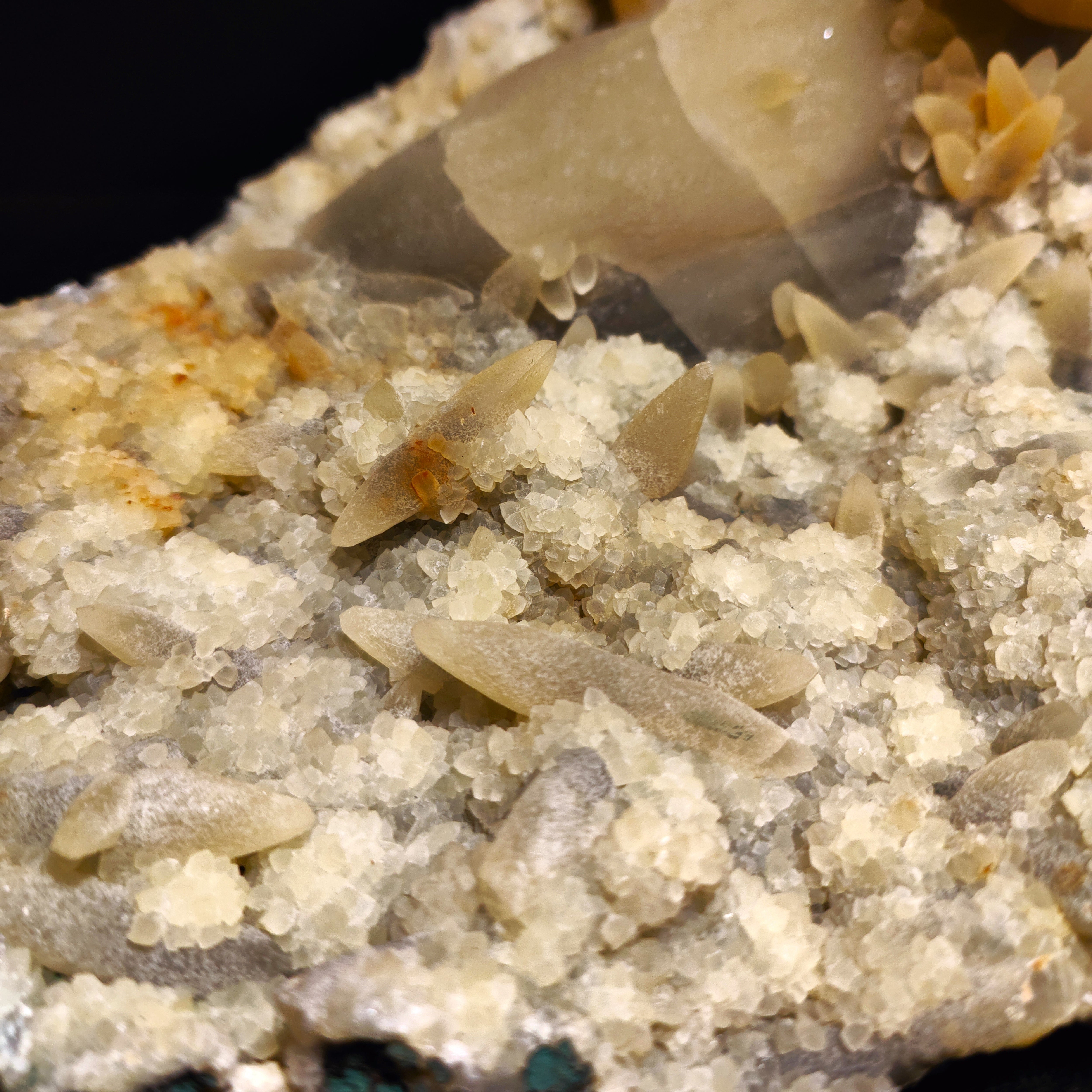 CALCITE – Flower-Shaped Cluster, 100+ UV-Fluorescent Crystals, Iraí, Brazil