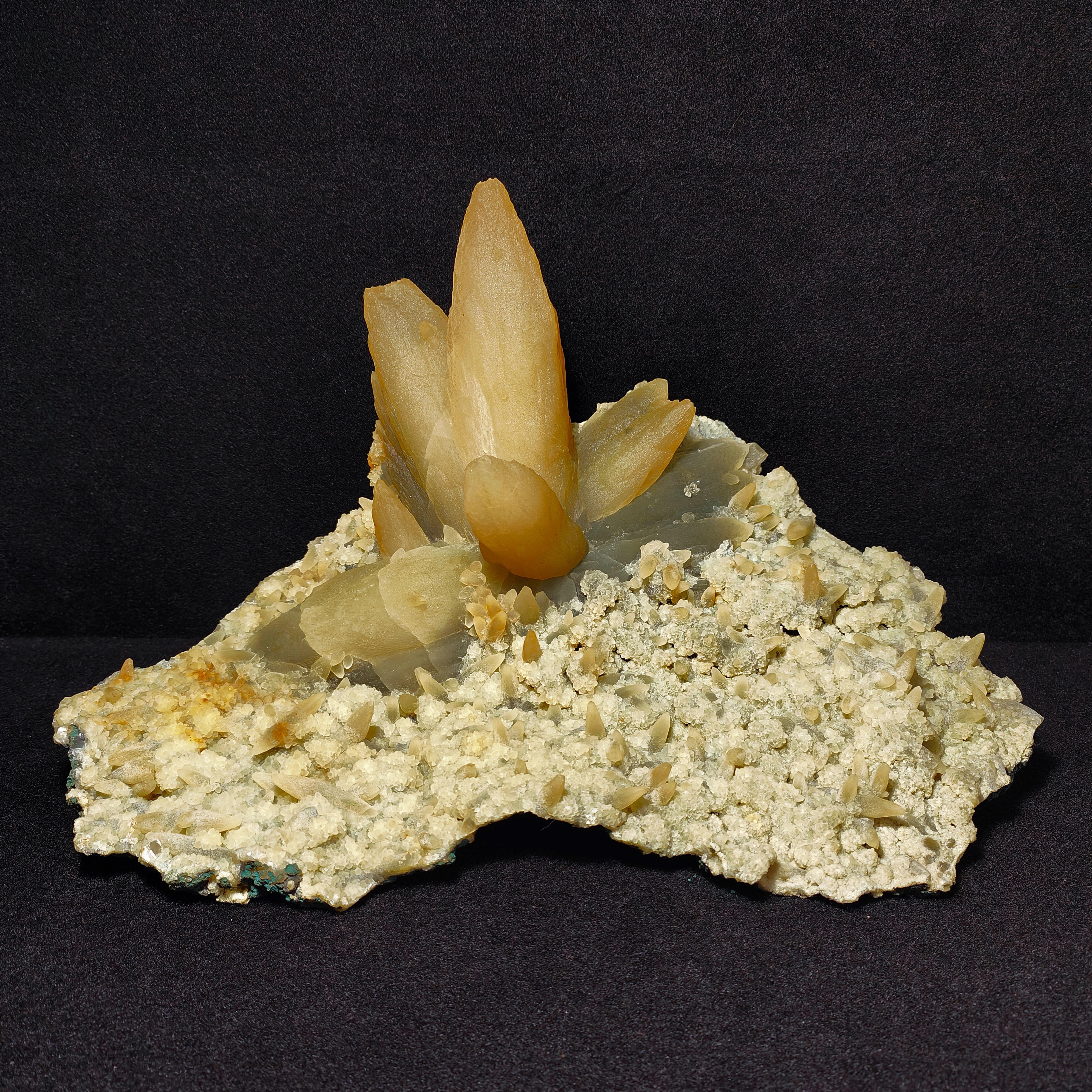 CALCITE – Flower-Shaped Cluster, 100+ UV-Fluorescent Crystals, Iraí, Brazil