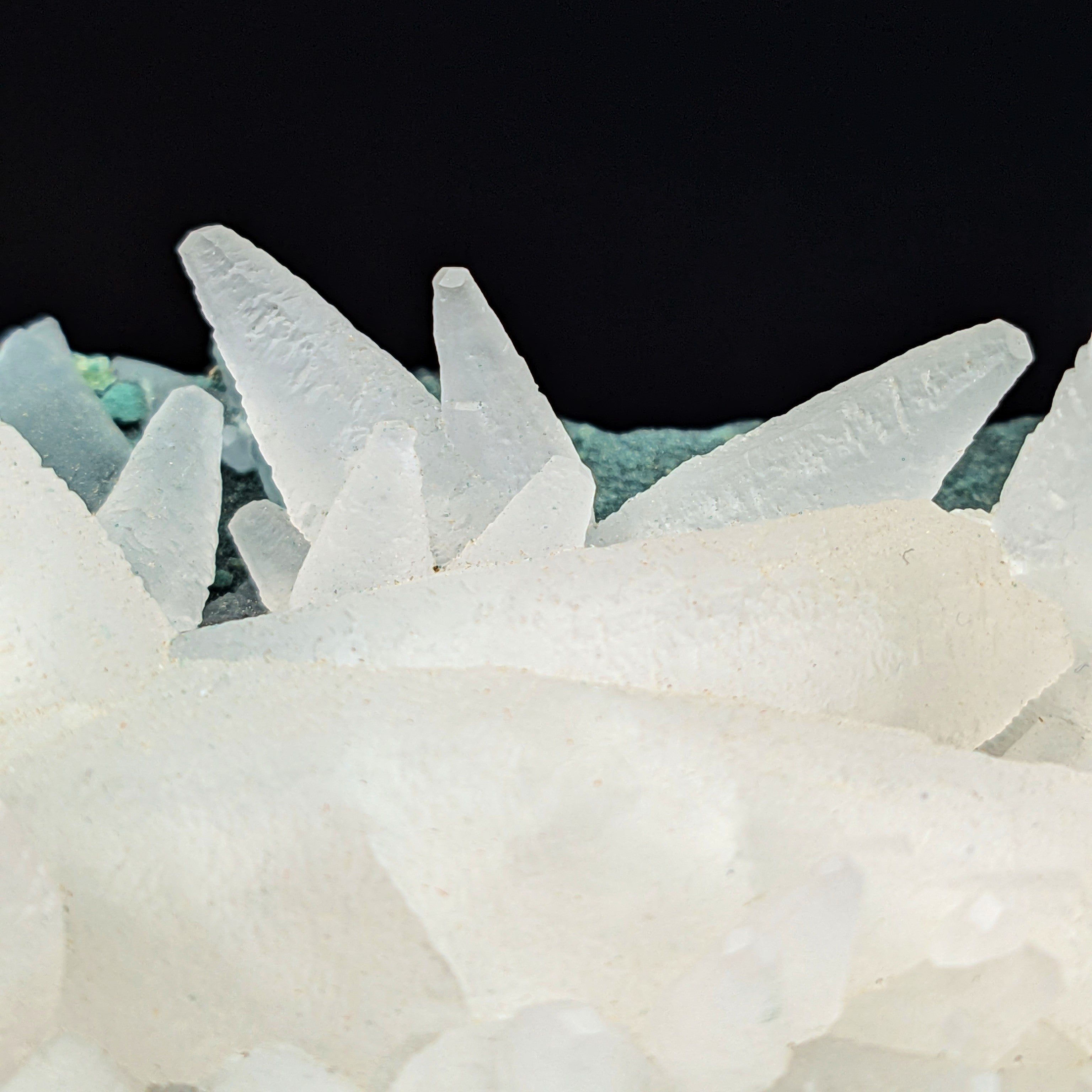 CALCITE – Strong Red UV Fluorescence & Phosphorescence, Iraí, Brazil