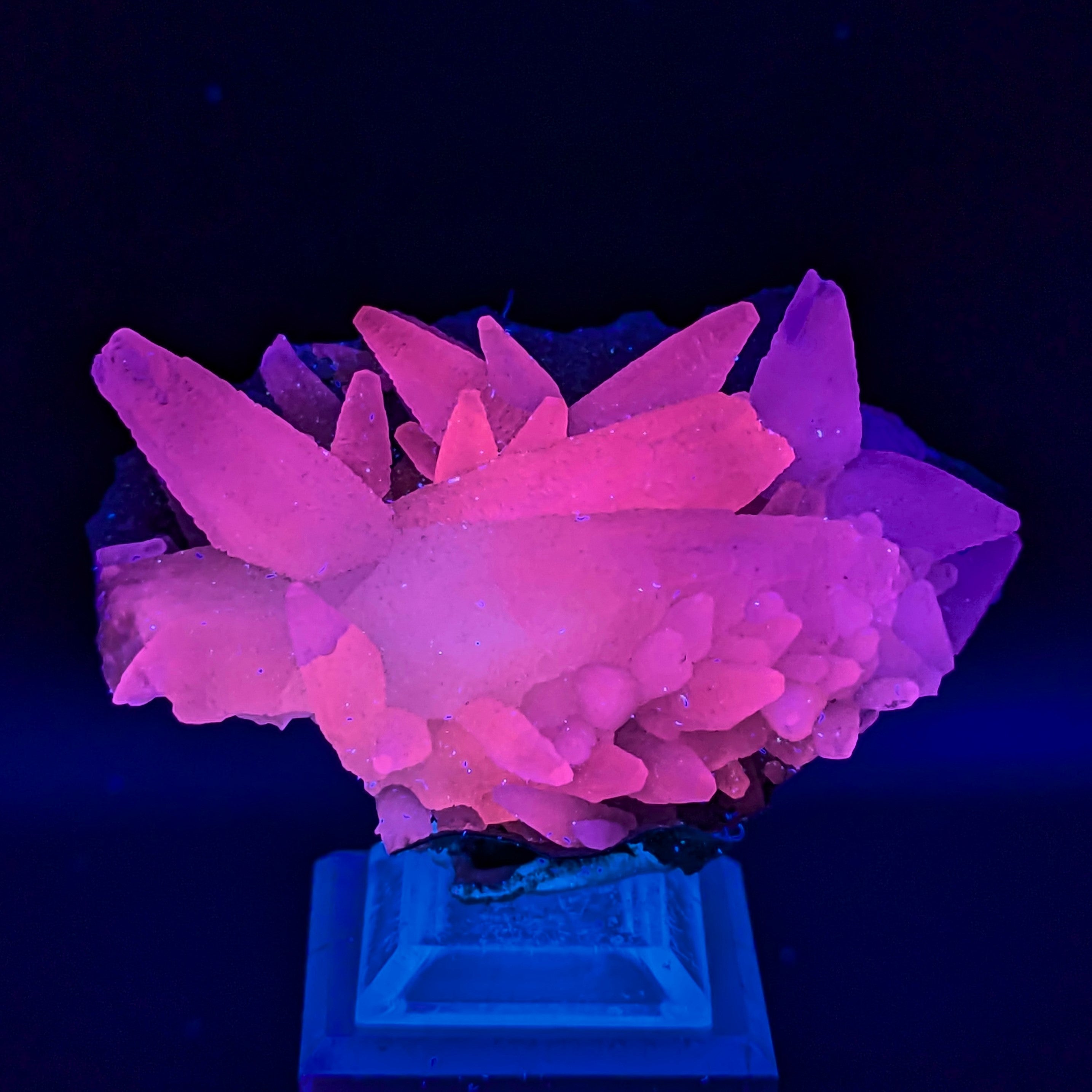 CALCITE – Strong Red UV Fluorescence & Phosphorescence, Iraí, Brazil