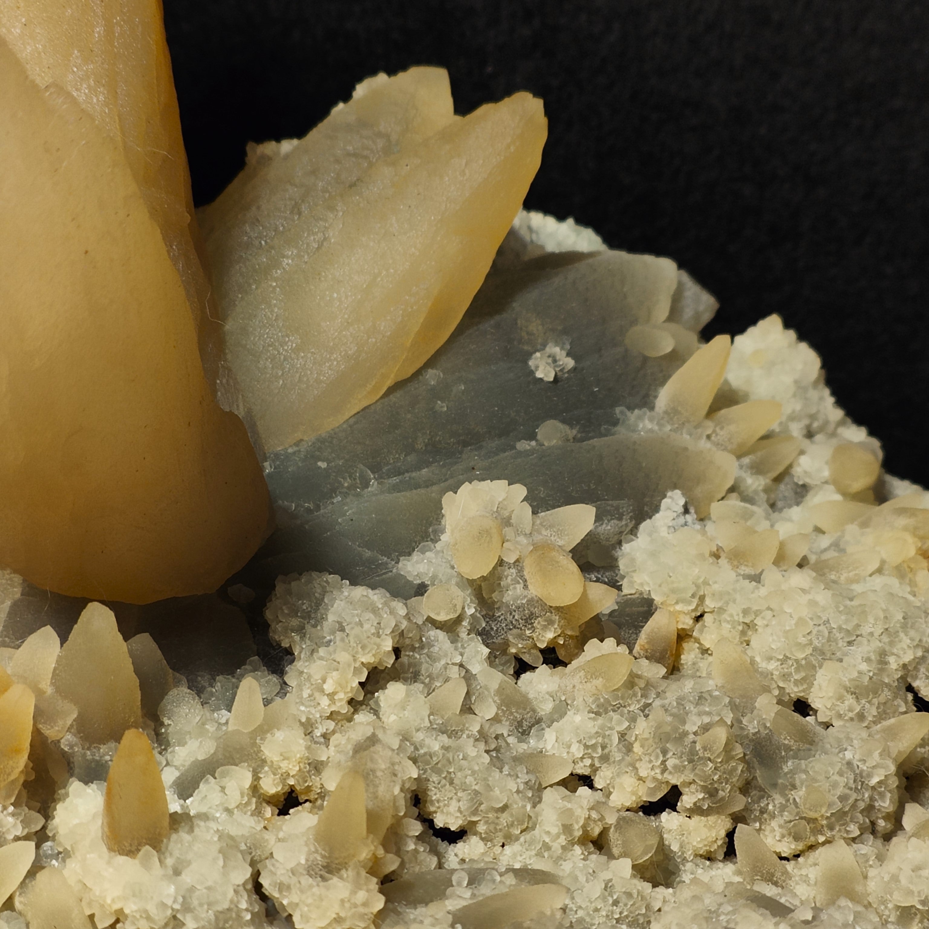 CALCITE – Flower-Shaped Cluster, 100+ UV-Fluorescent Crystals, Iraí, Brazil