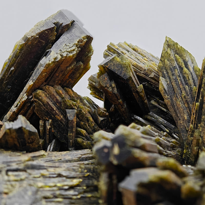 LANCE-SHAPED CRYSTALS of EPIDOTE GREEN, 115 mm Crystals! Rare