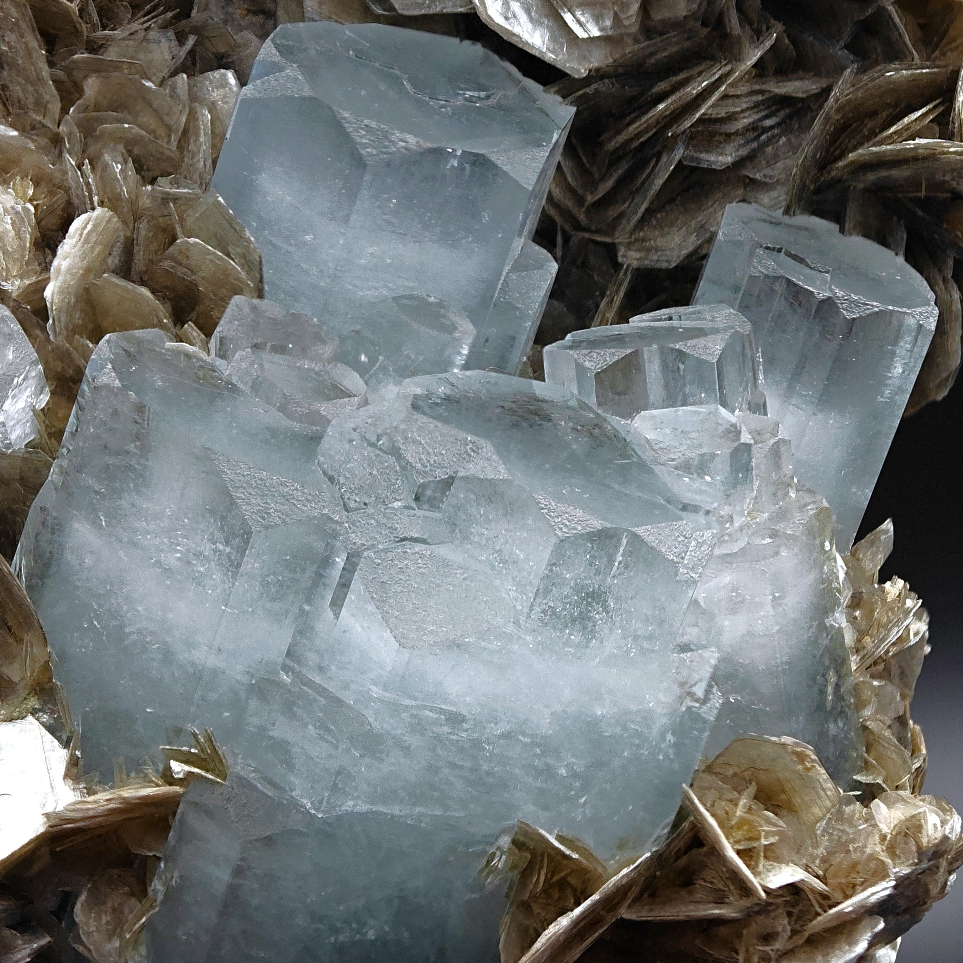 AQUAMARINE & MUSCOVITE – Castle Crystals, 20cm, Chumar Bakhoor, Pakistan