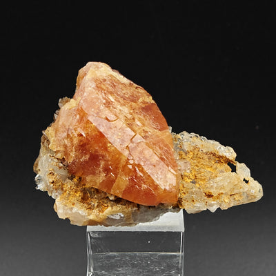 Full view of scheelite crystal on quartz matrix, Pingwu Beryl Mine, Sichuan