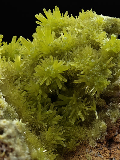 Side view of acicular Pyromorphite crystal sprays showing fine needle texture