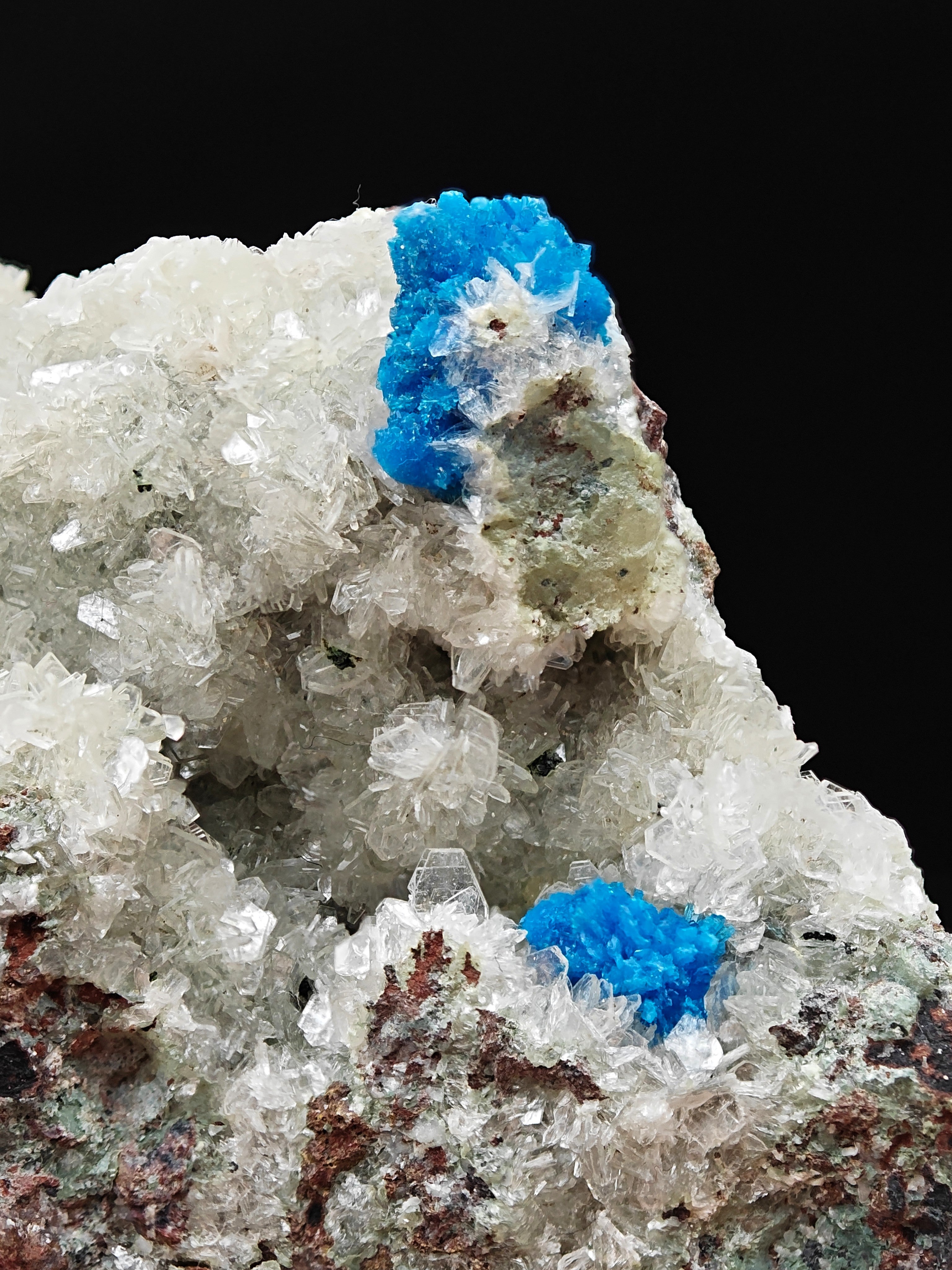 CAVANSITE & STILBITE – Blue Rosettes on White Zeolite, Wagholi, India