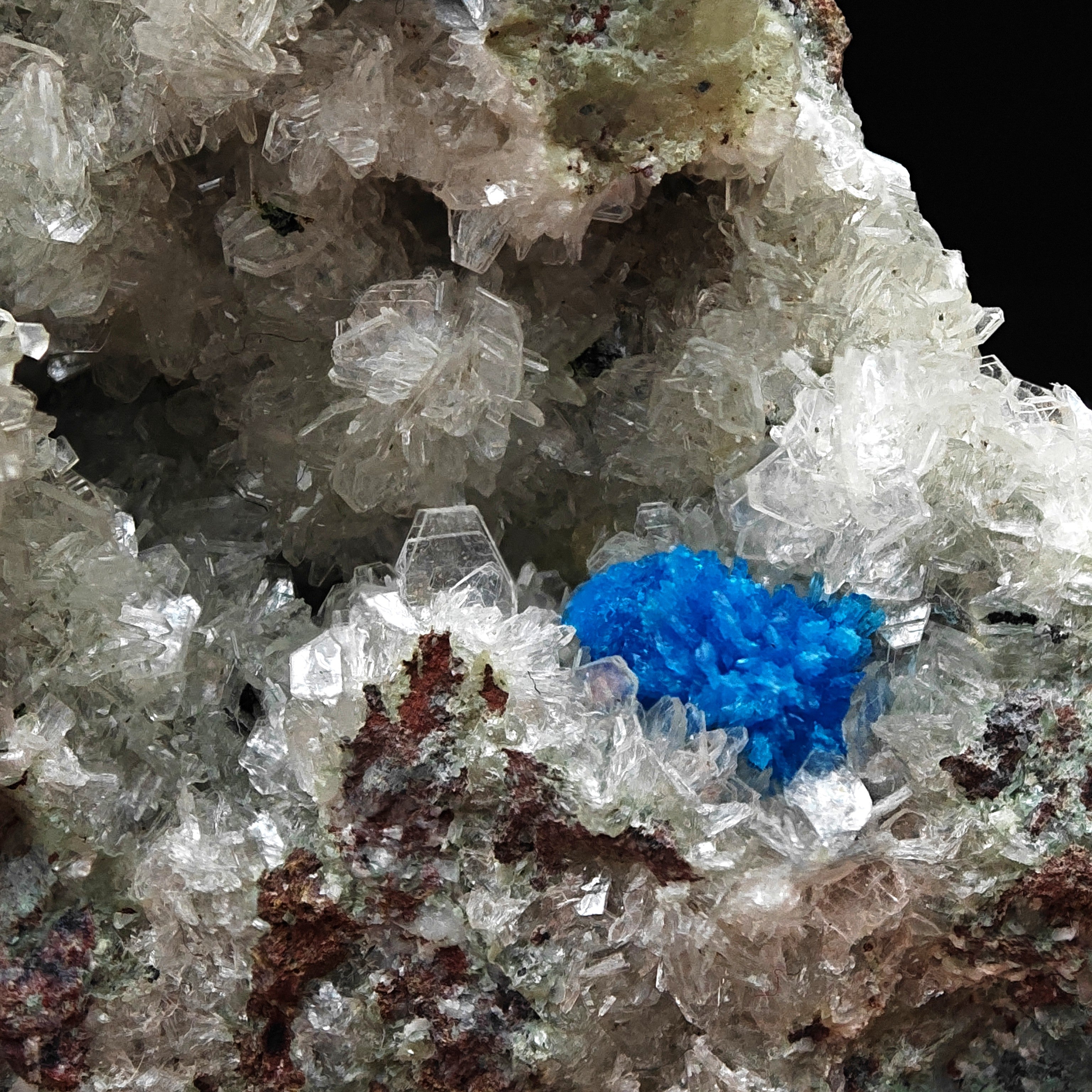 CAVANSITE & STILBITE – Blue Rosettes on White Zeolite, Wagholi, India