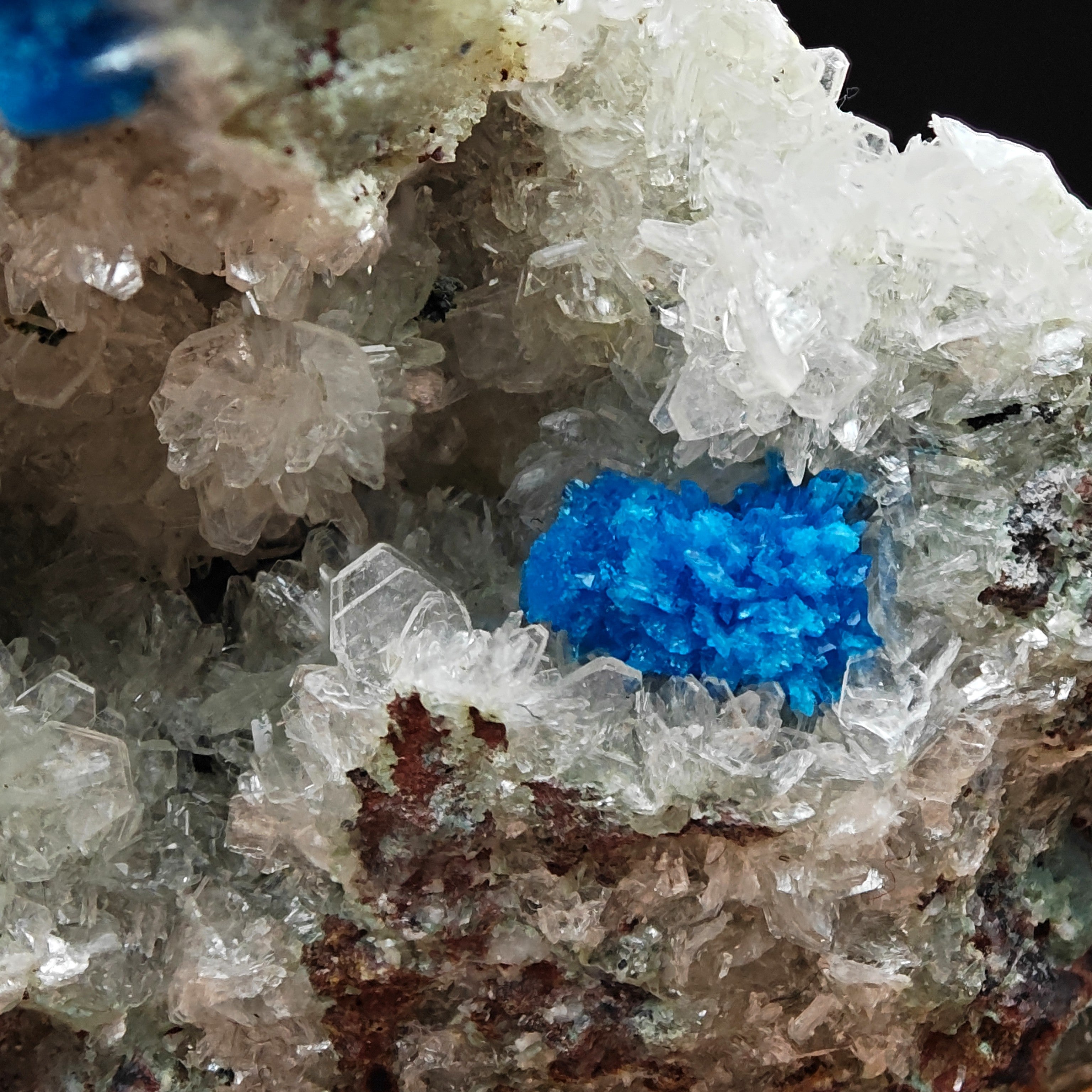 CAVANSITE & STILBITE – Blue Rosettes on White Zeolite, Wagholi, India