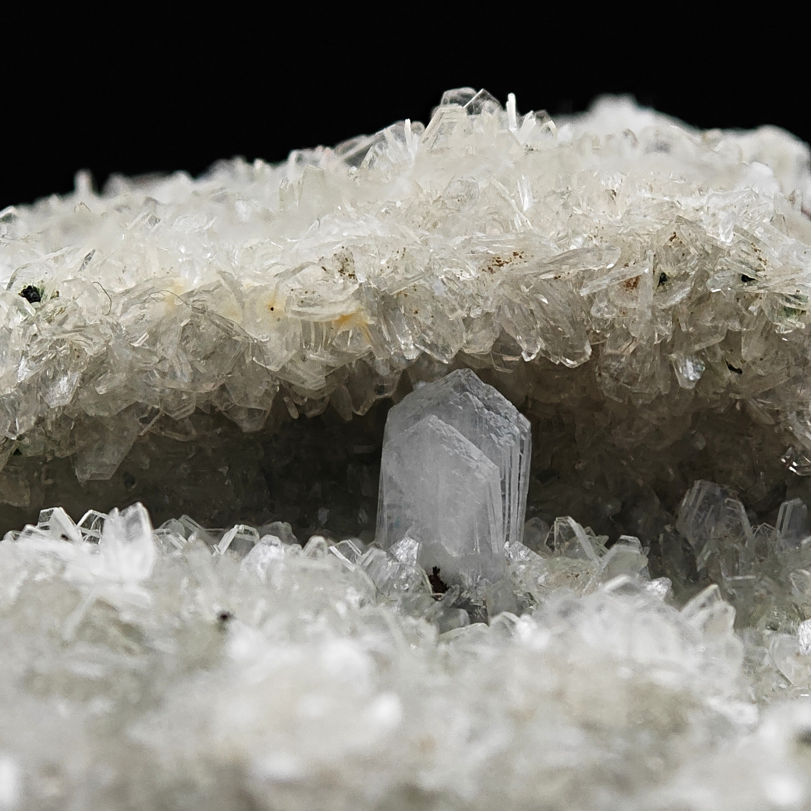 CAVANSITE & STILBITE – Blue Rosettes on White Zeolite, Wagholi, India