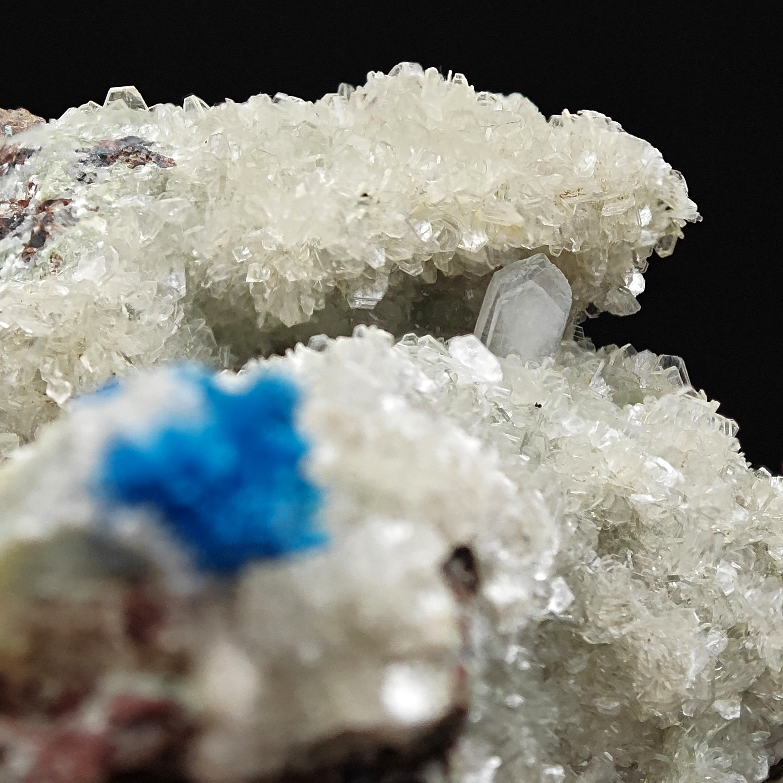 CAVANSITE & STILBITE – Blue Rosettes on White Zeolite, Wagholi, India