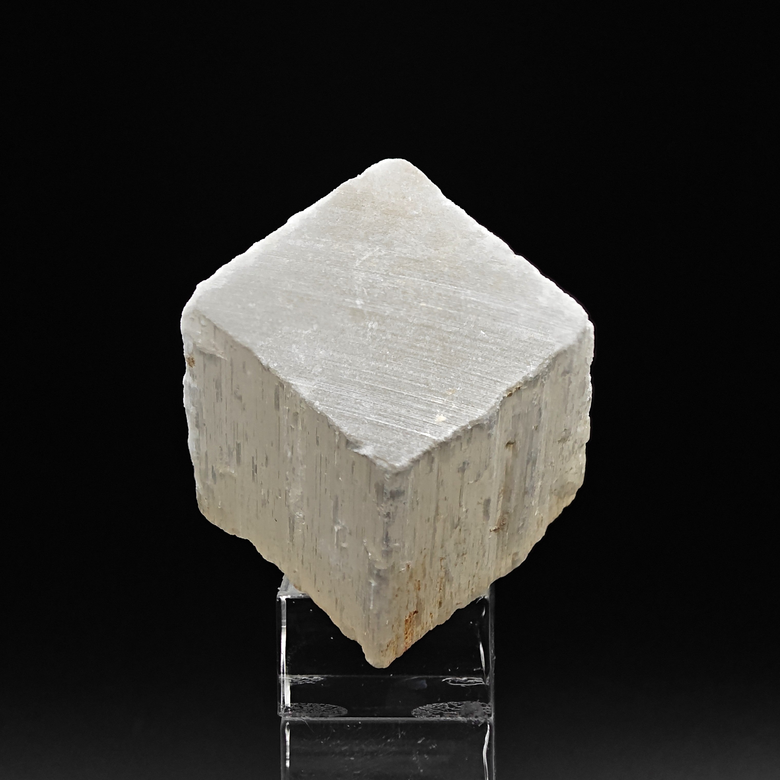 GYPSUM – 31mm White Cube with Sharp Faces, Midelt, Morocco