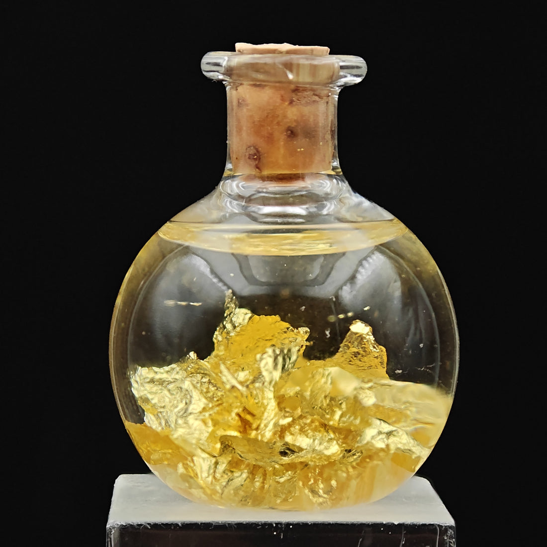 GOLD – Lot of 10 Brilliant Leaf Flakes in Decorative Glass Vial
