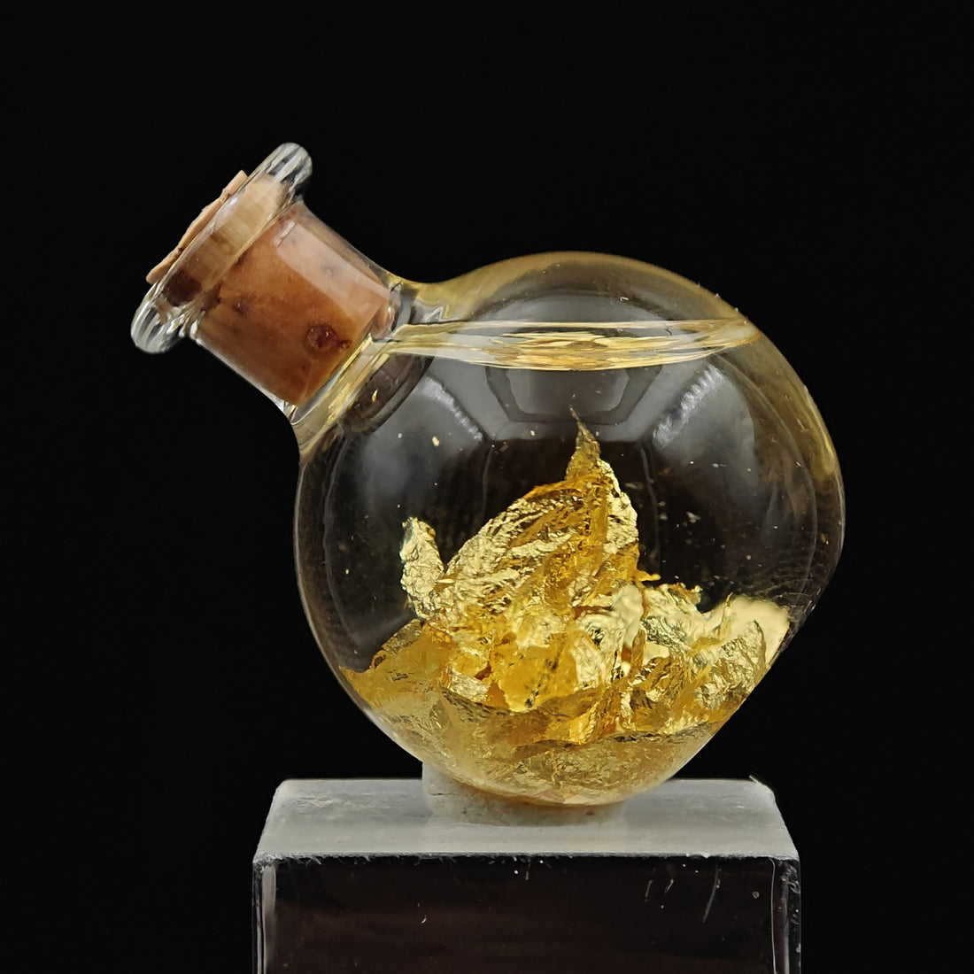 GOLD – Brilliant Leaf Flakes in Decorative Glass Vial