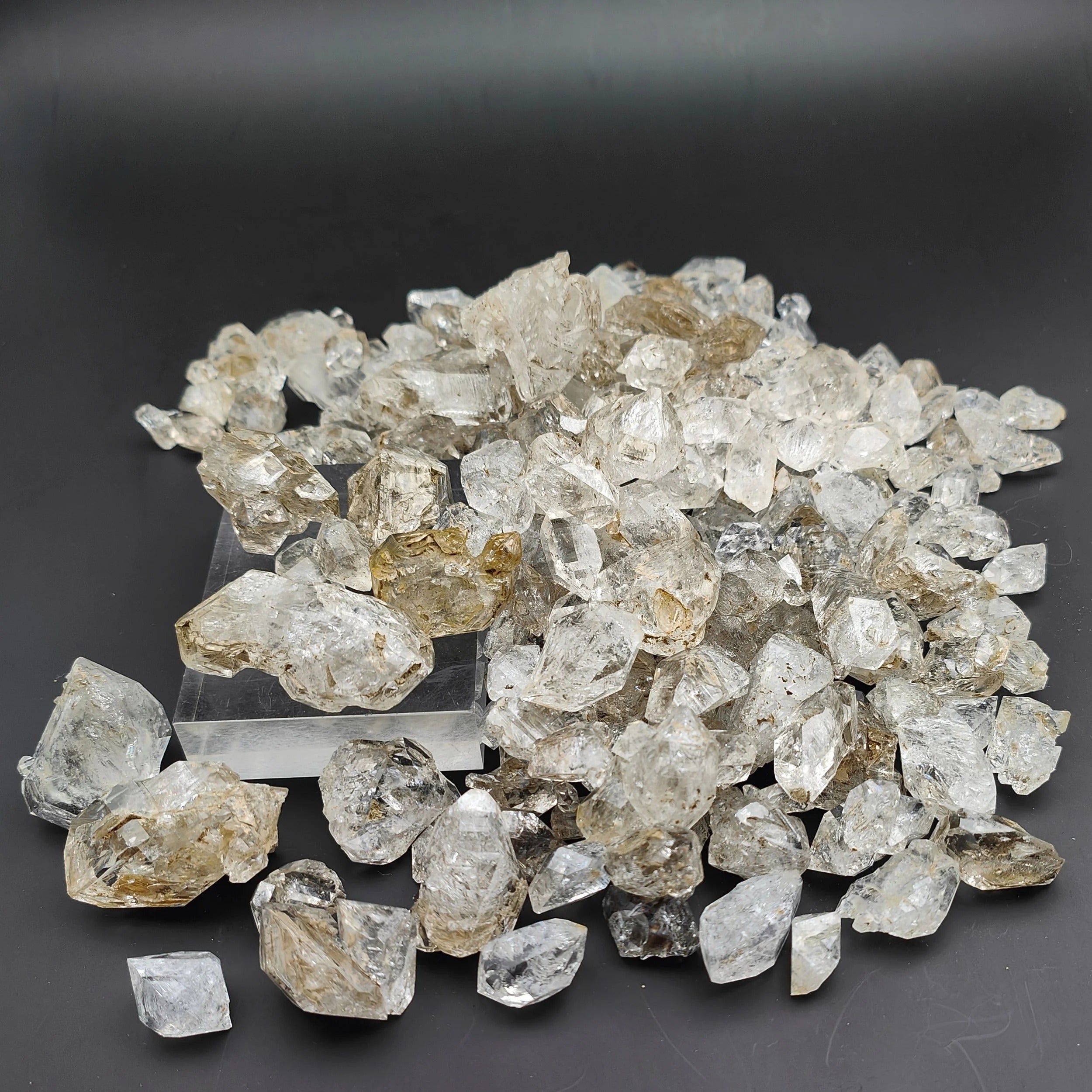 QUARTZ DIAMOND HOPPER – Natural Italian Quartz with Golden Inclusion